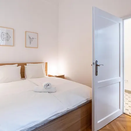 Apartment Danube Waterfront View At Chain Bridge *