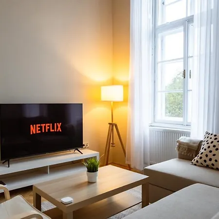 Apartment Danube Waterfront View At Chain Bridge *