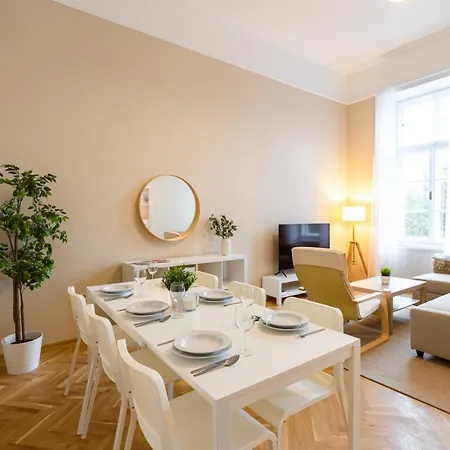 Danube Waterfront View At Chain Bridge Apartment