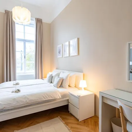 Danube Waterfront View At Chain Bridge Apartment