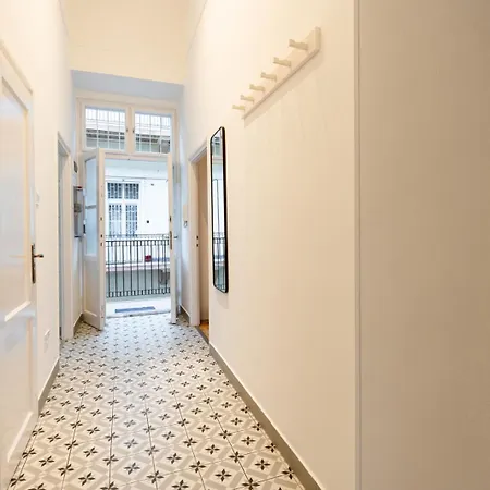 Danube Waterfront View At Chain Bridge Apartment Budapest