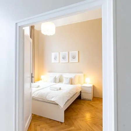 Danube Waterfront View At Chain Bridge Apartment *