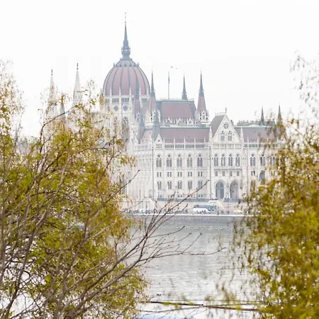 Apartment Danube Waterfront View At Chain Bridge Budapest