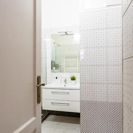 Danube Waterfront View At Chain Bridge