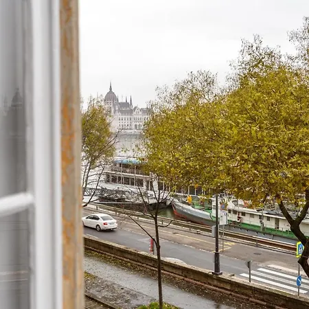Apartment Danube Waterfront View At Chain Bridge *