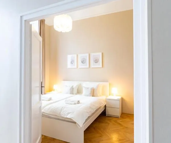 Danube Waterfront View At Chain Bridge Apartment *