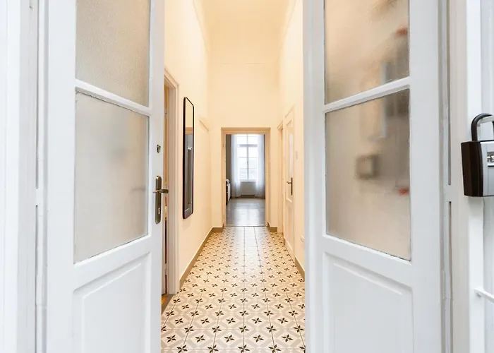 Danube Waterfront View At Chain Bridge Apartment *