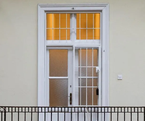 Danube Waterfront View At Chain Bridge Apartment Budapest