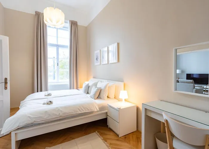 Danube Waterfront View At Chain Bridge Apartment