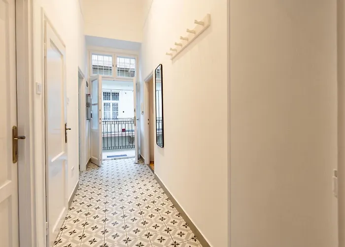 Danube Waterfront View At Chain Bridge Apartment Budapest