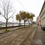 Danube Waterfront View At Chain Bridge * Budapešť