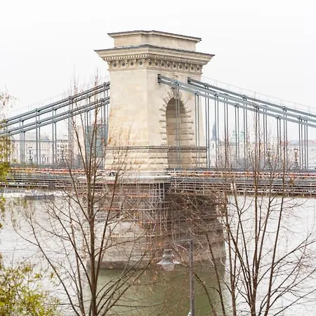 Danube Waterfront View At Chain Bridge * ブダペスト